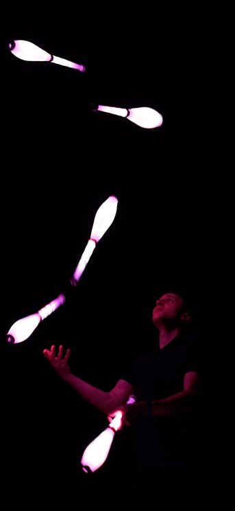 Der LED-Jonglieract von Jan Daumin ist ein unglaubliches Finale für jede Veranstaltung. Gänsehaut!