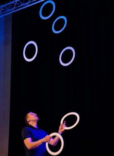 Wenn der Weltrekordhalter und Jongleur Jan Daumin bis zu 8 Ringe in die Luft wirbelt, ist das Publikum sprachlos.